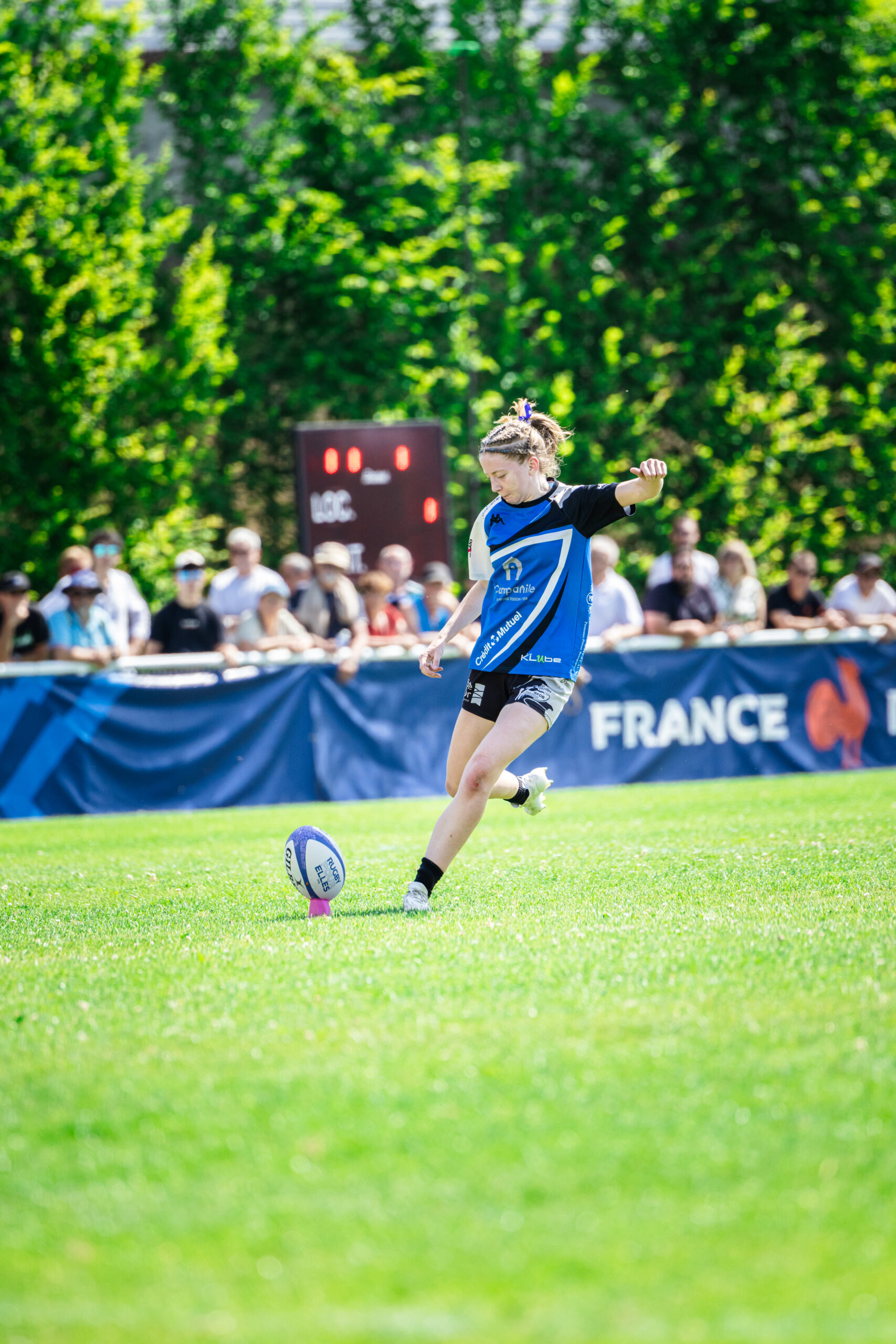 Joueuse des Gazelles de Dijon en train de tenter une transformation durant la finale du championnat de France à Auch