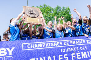Joueuses des Gazelles soulevant le bouclier de championnes de France après la victoire en Finale